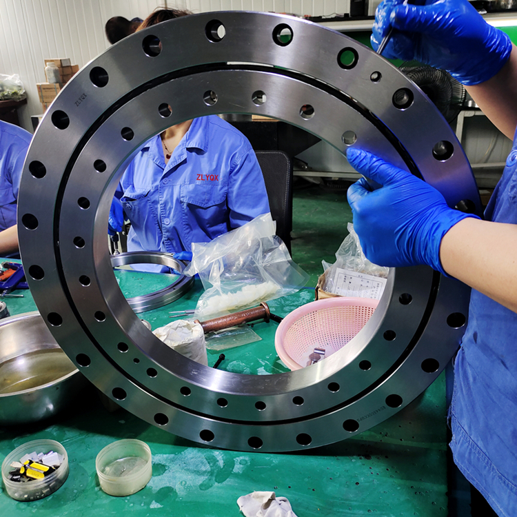 优米体育官网下载安装：员工在操作安装交叉滚子轴承的要求